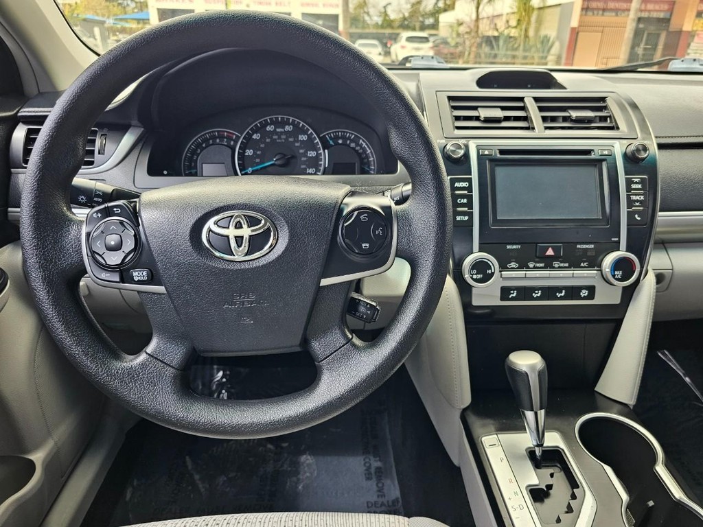 Toyota Camry Vehicle Full-screen Gallery Image 22