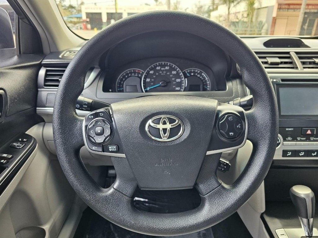 Toyota Camry Vehicle Full-screen Gallery Image 23