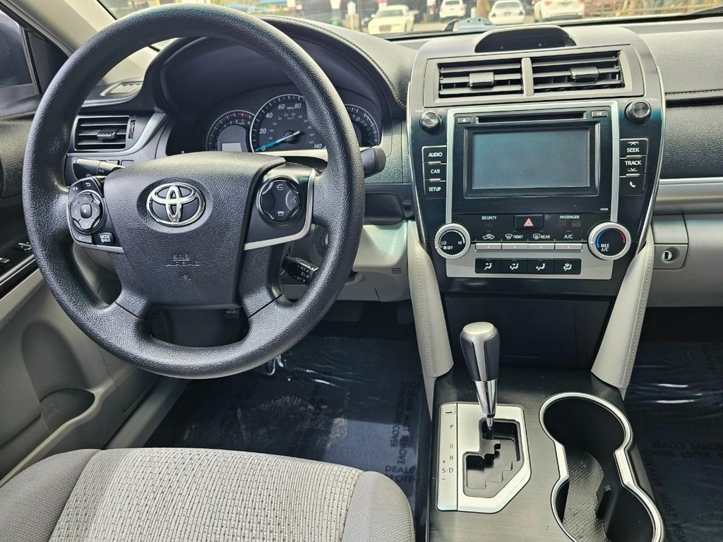 Toyota Camry Vehicle Full-screen Gallery Image 24