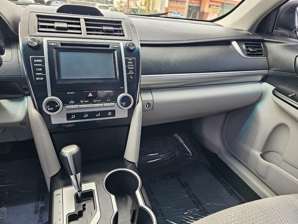 Toyota Camry Vehicle Full-screen Gallery Image 25