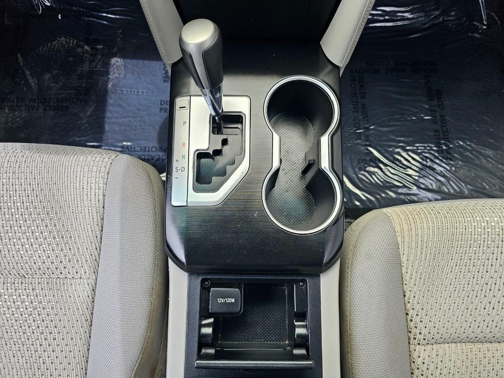 Toyota Camry Vehicle Full-screen Gallery Image 27