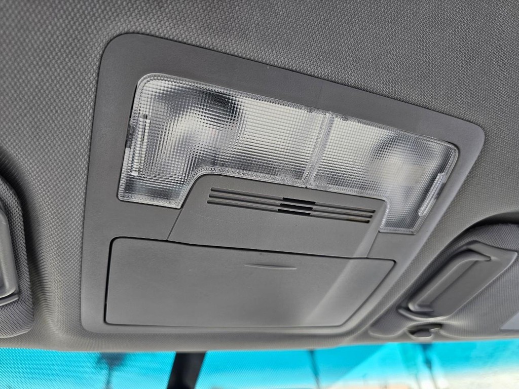 Toyota Camry Vehicle Full-screen Gallery Image 28