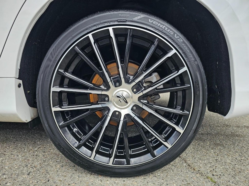 Toyota Camry Vehicle Full-screen Gallery Image 31