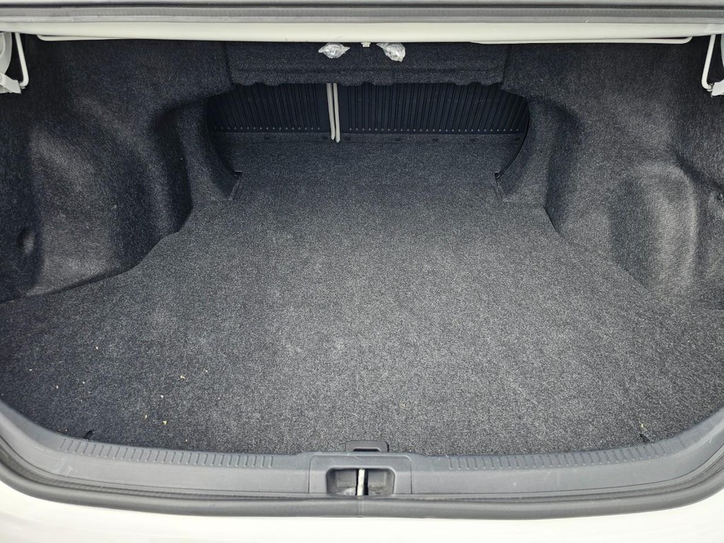 Toyota Camry Vehicle Full-screen Gallery Image 32