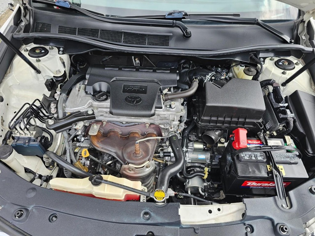 Toyota Camry Vehicle Full-screen Gallery Image 33