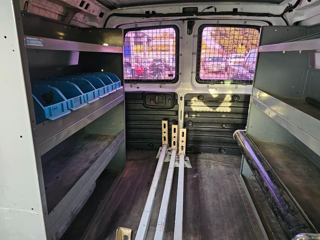 Chevrolet Express Cargo Van Vehicle Full-screen Gallery Image 20