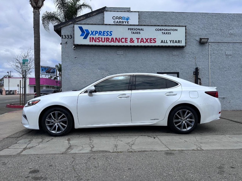 Lexus ES Vehicle Full-screen Gallery Image 3