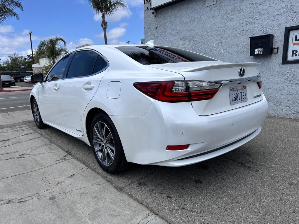 Lexus ES Vehicle Full-screen Gallery Image 4