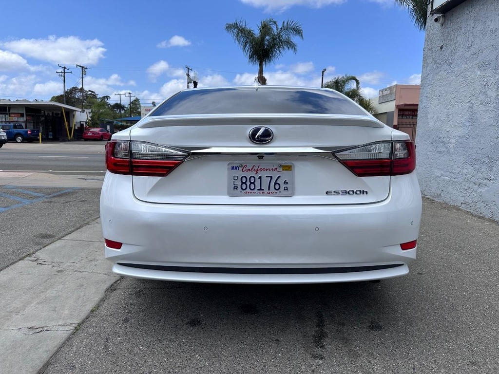 Lexus ES Vehicle Full-screen Gallery Image 5