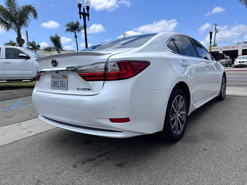 Lexus ES Vehicle Full-screen Gallery Image 6