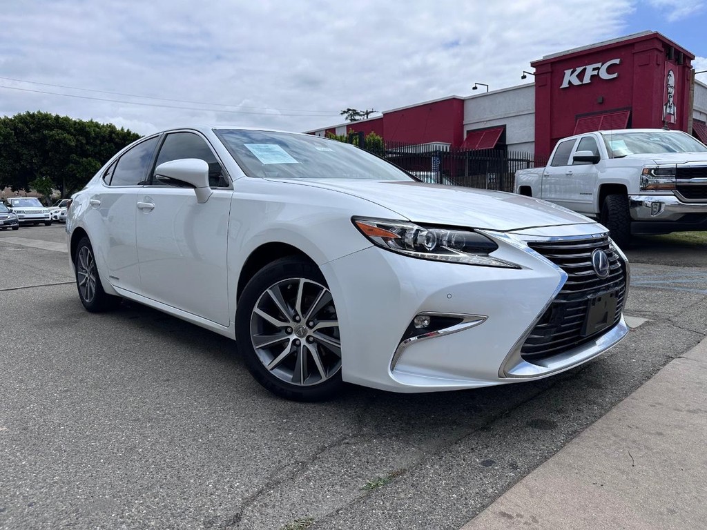 Lexus ES Vehicle Full-screen Gallery Image 7