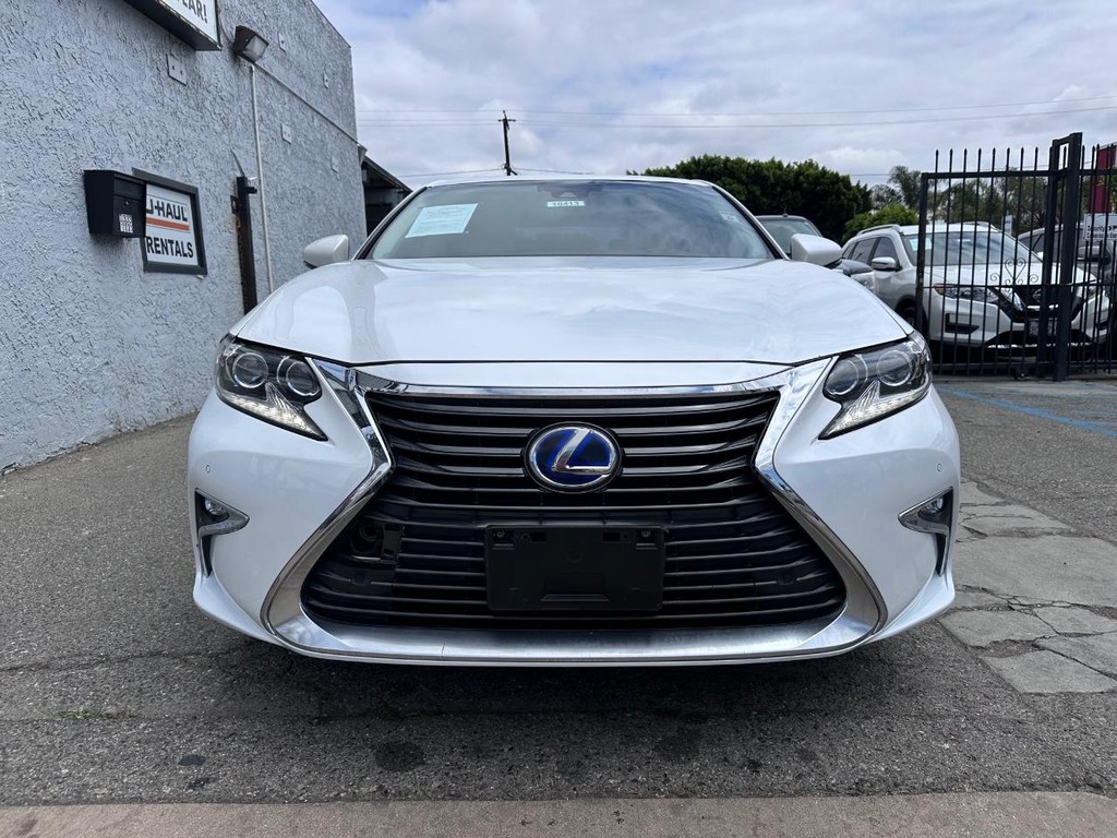 Lexus ES Vehicle Full-screen Gallery Image 8