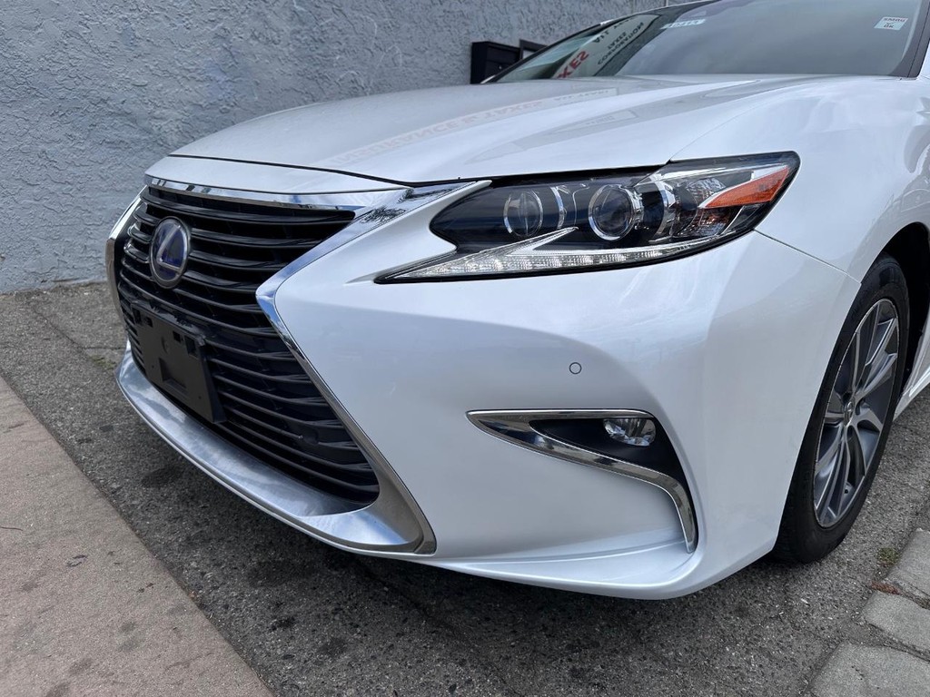 Lexus ES Vehicle Full-screen Gallery Image 9