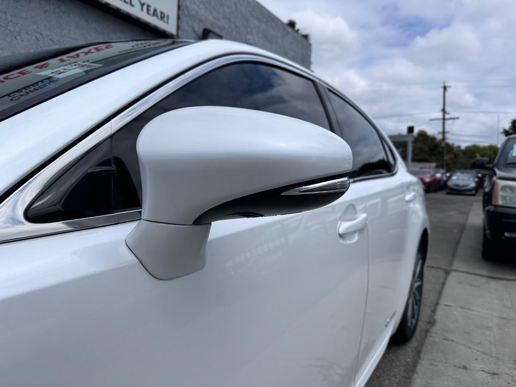 Lexus ES Vehicle Full-screen Gallery Image 10