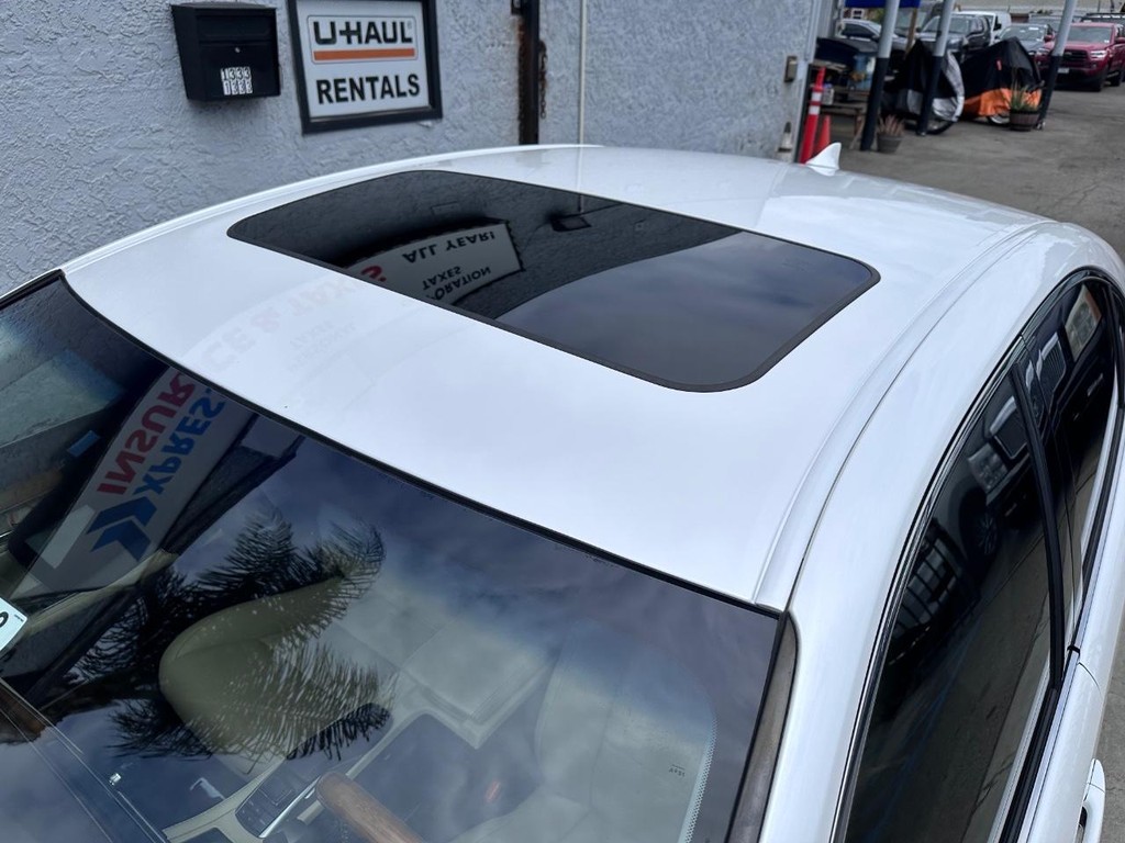 Lexus ES Vehicle Full-screen Gallery Image 12