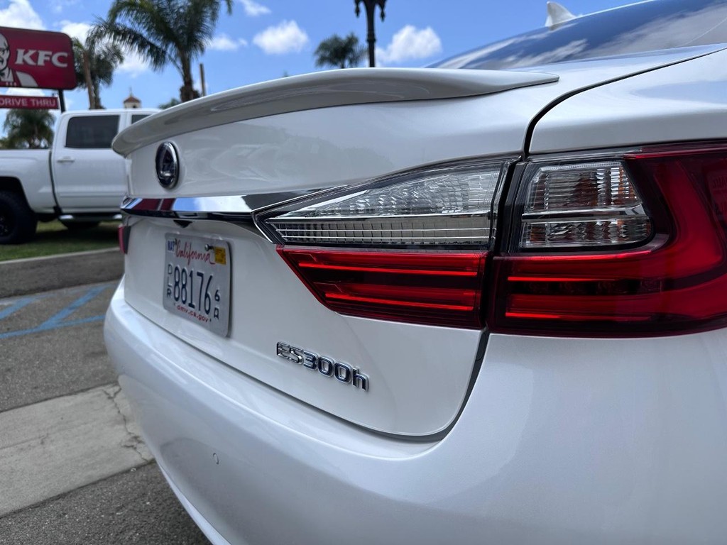 Lexus ES Vehicle Full-screen Gallery Image 13