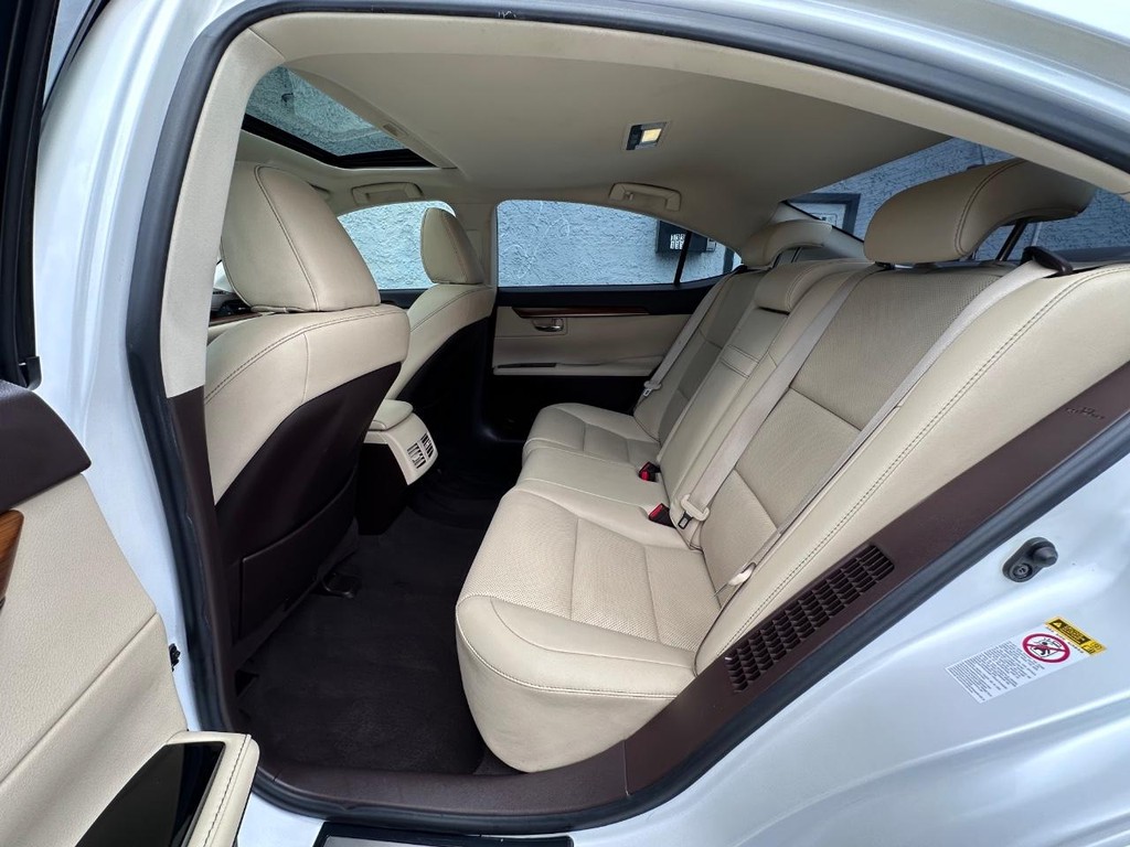 Lexus ES Vehicle Full-screen Gallery Image 15