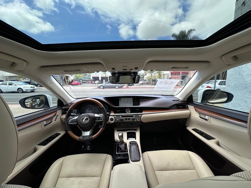 Lexus ES Vehicle Full-screen Gallery Image 16