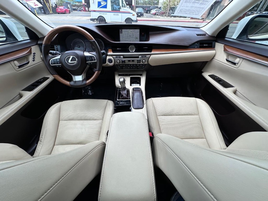 Lexus ES Vehicle Full-screen Gallery Image 17