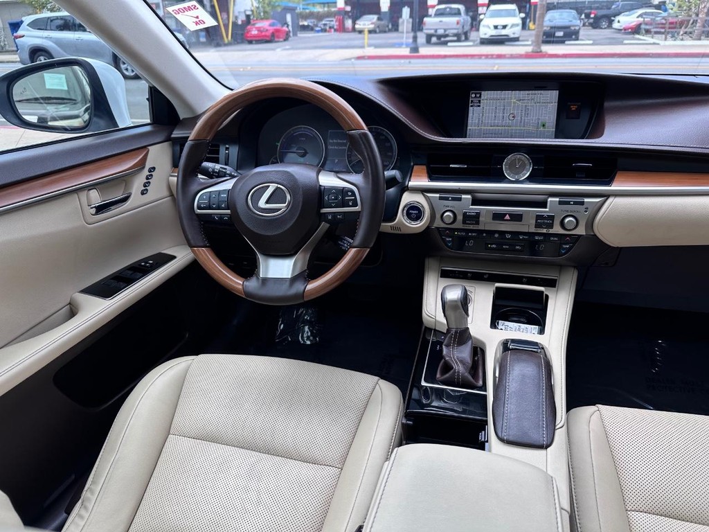 Lexus ES Vehicle Full-screen Gallery Image 18