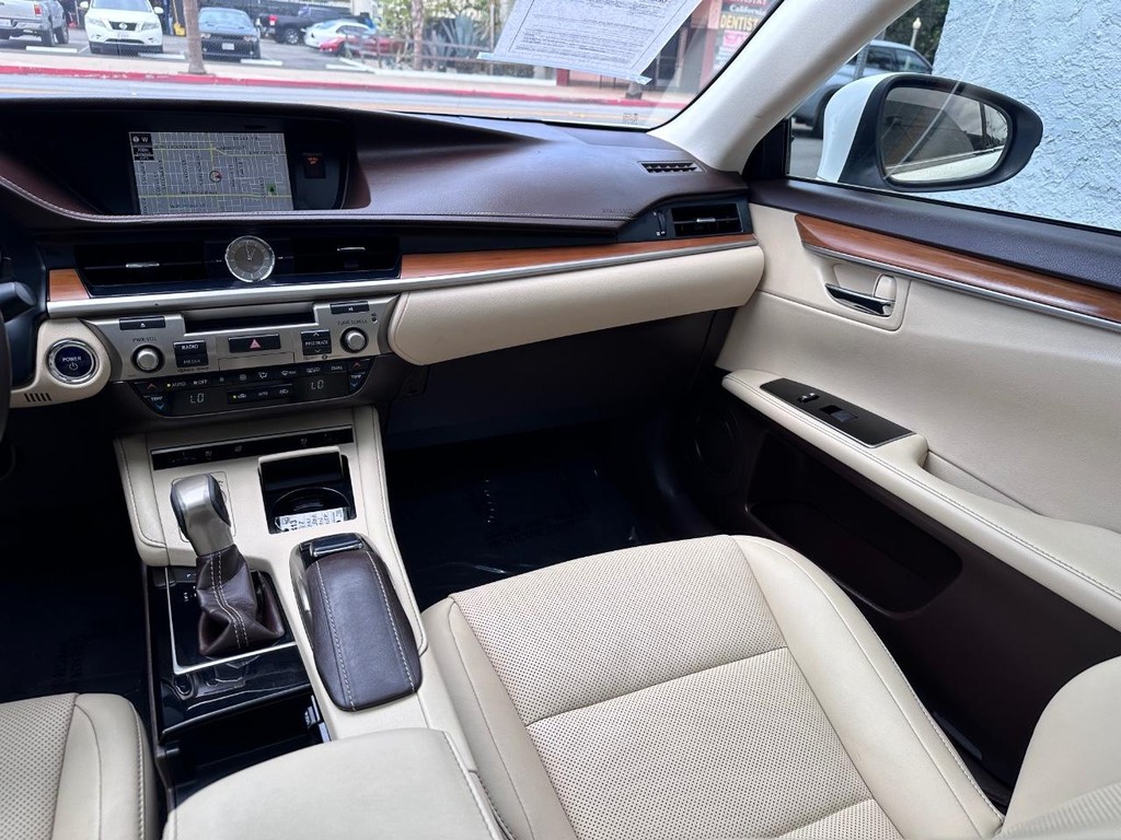 Lexus ES Vehicle Full-screen Gallery Image 19