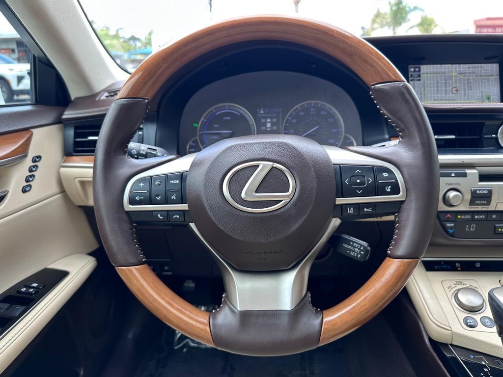 Lexus ES Vehicle Full-screen Gallery Image 21