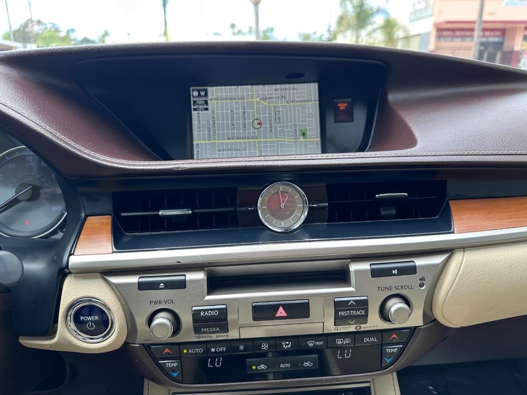 Lexus ES Vehicle Full-screen Gallery Image 22