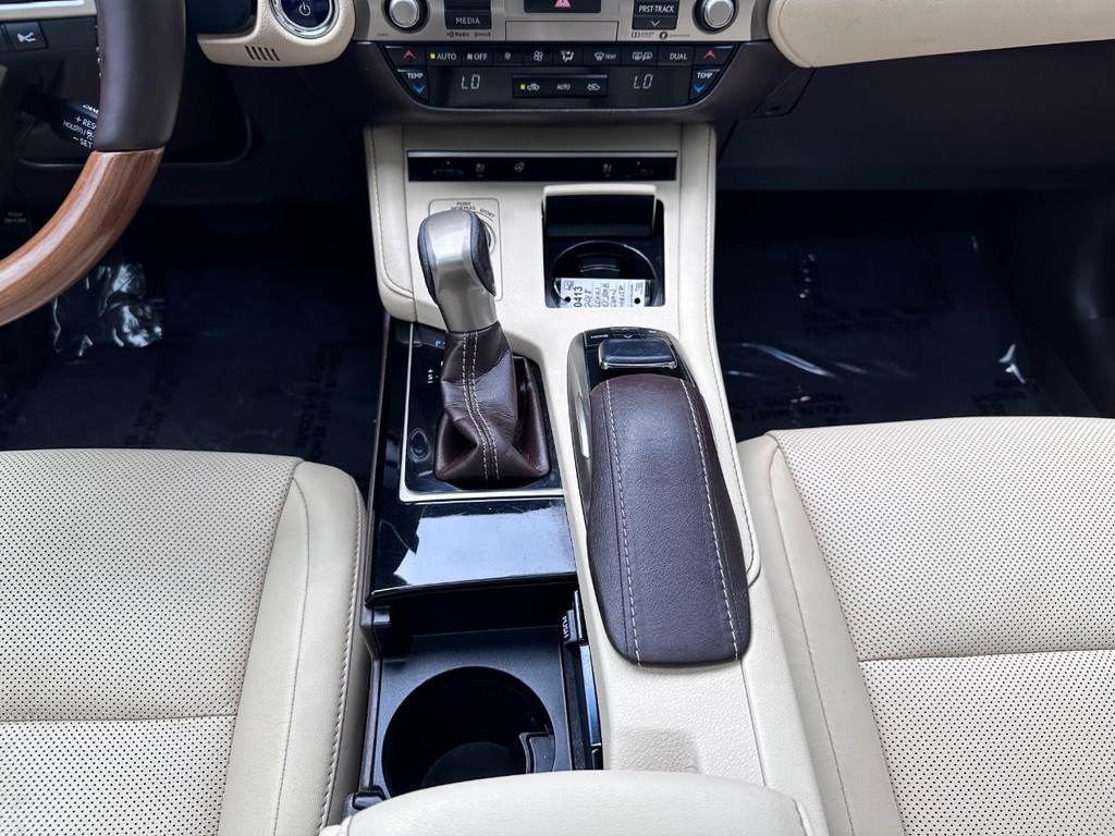 Lexus ES Vehicle Full-screen Gallery Image 23