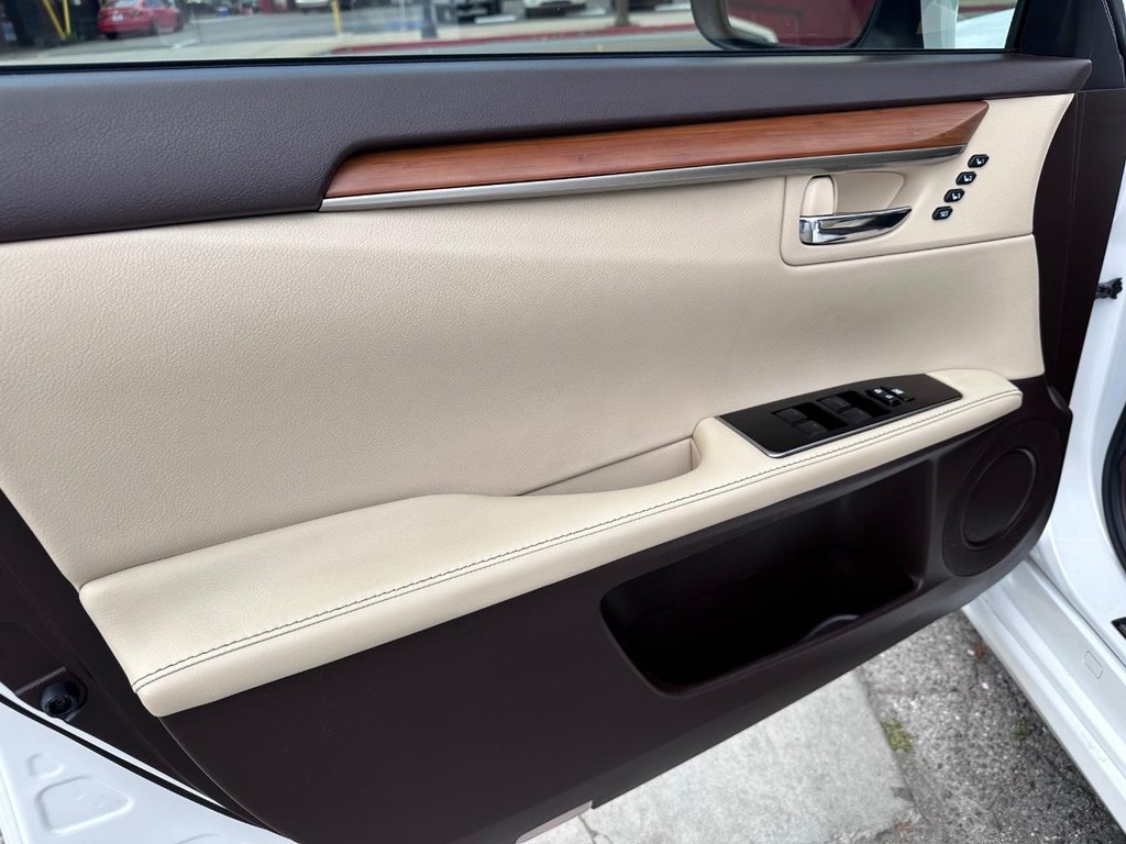 Lexus ES Vehicle Full-screen Gallery Image 24