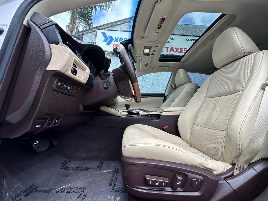 Lexus ES Vehicle Full-screen Gallery Image 25