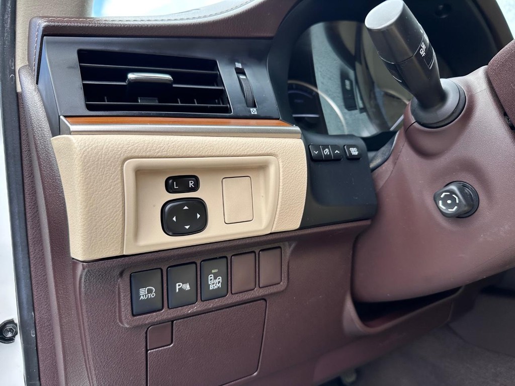 Lexus ES Vehicle Full-screen Gallery Image 26