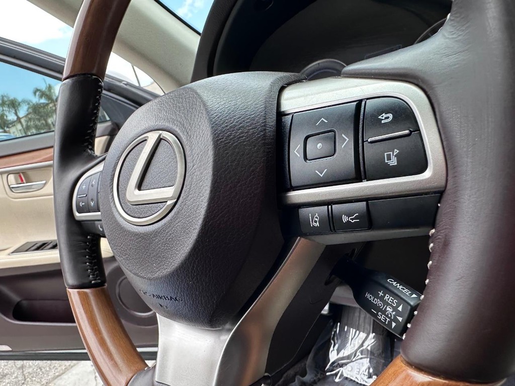 Lexus ES Vehicle Full-screen Gallery Image 28