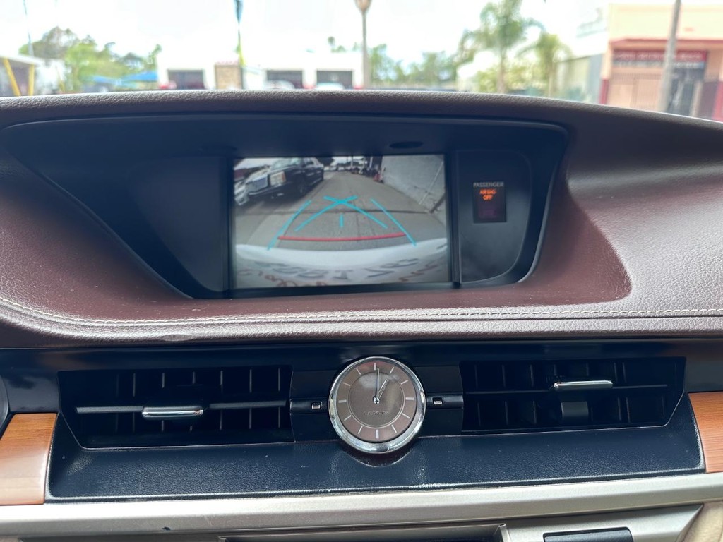 Lexus ES Vehicle Full-screen Gallery Image 30