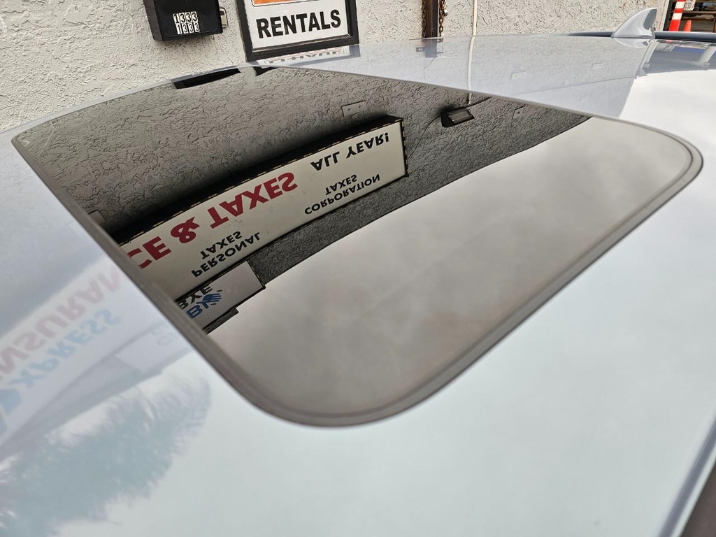 Honda Civic Hatchback Vehicle Full-screen Gallery Image 15