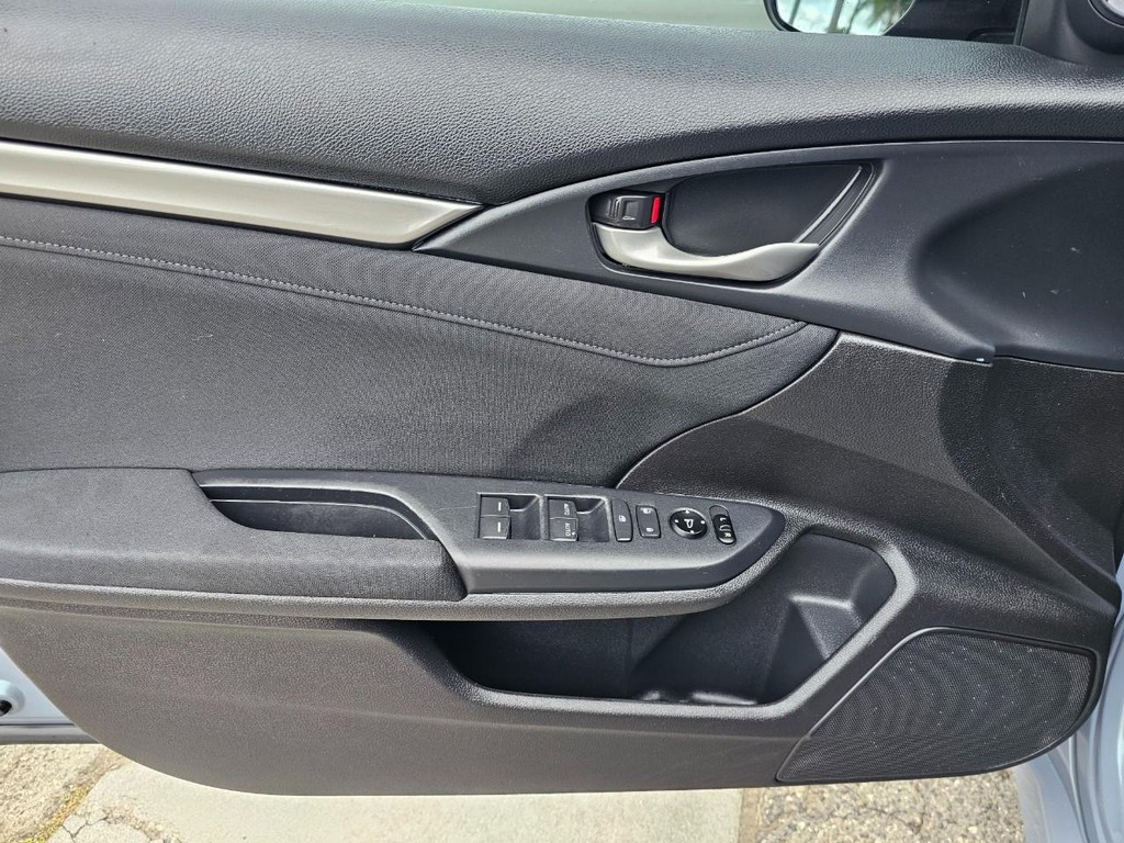 Honda Civic Hatchback Vehicle Full-screen Gallery Image 16