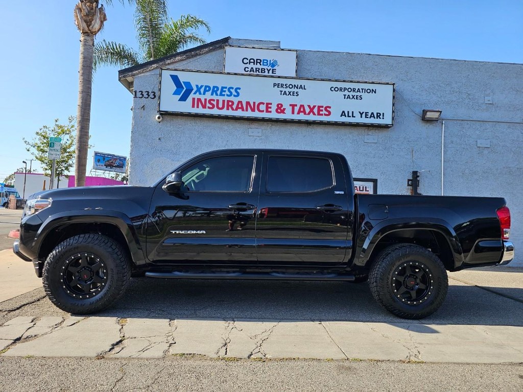 Toyota Tacoma Vehicle Full-screen Gallery Image 3