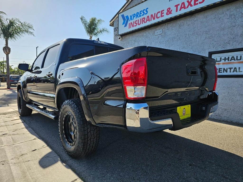 Toyota Tacoma Vehicle Full-screen Gallery Image 4