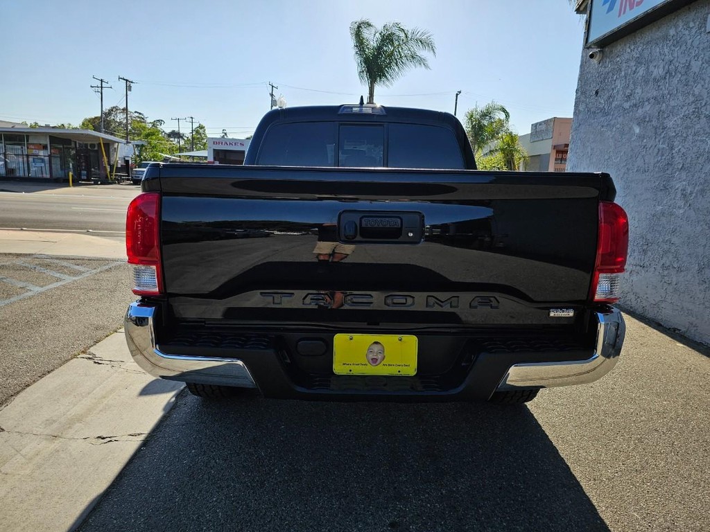 Toyota Tacoma Vehicle Full-screen Gallery Image 5