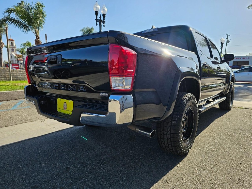 Toyota Tacoma Vehicle Full-screen Gallery Image 6