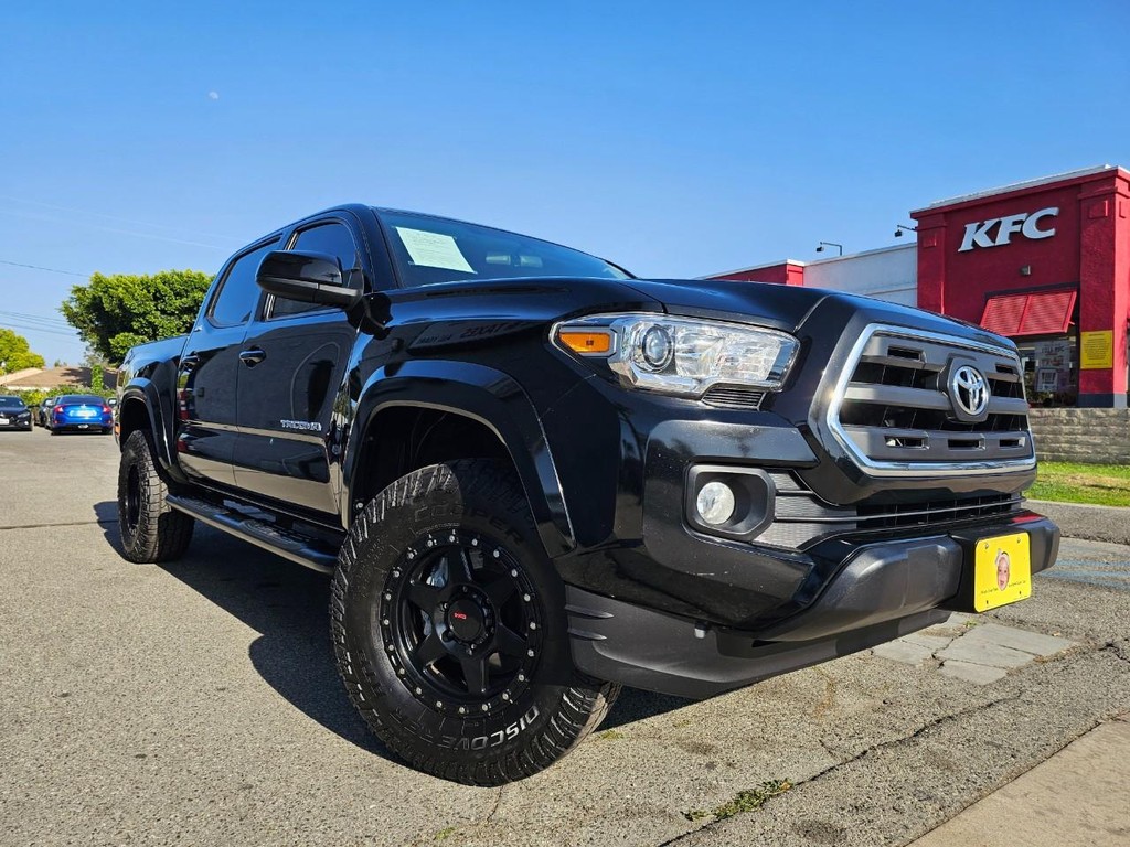 Toyota Tacoma Vehicle Full-screen Gallery Image 7