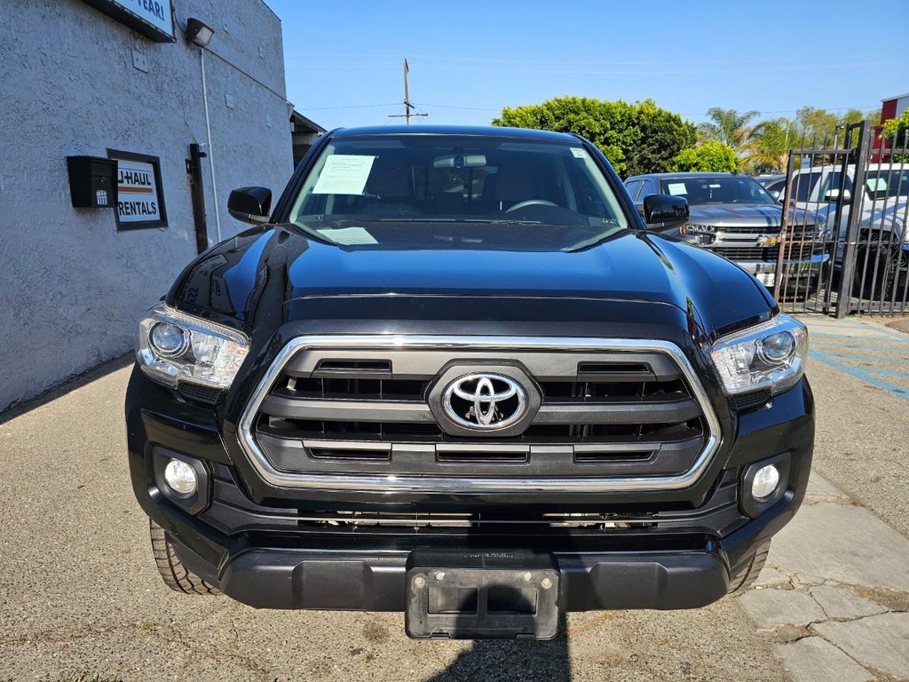 Toyota Tacoma Vehicle Full-screen Gallery Image 8