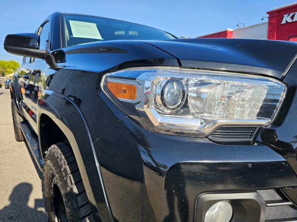 Toyota Tacoma Vehicle Full-screen Gallery Image 9