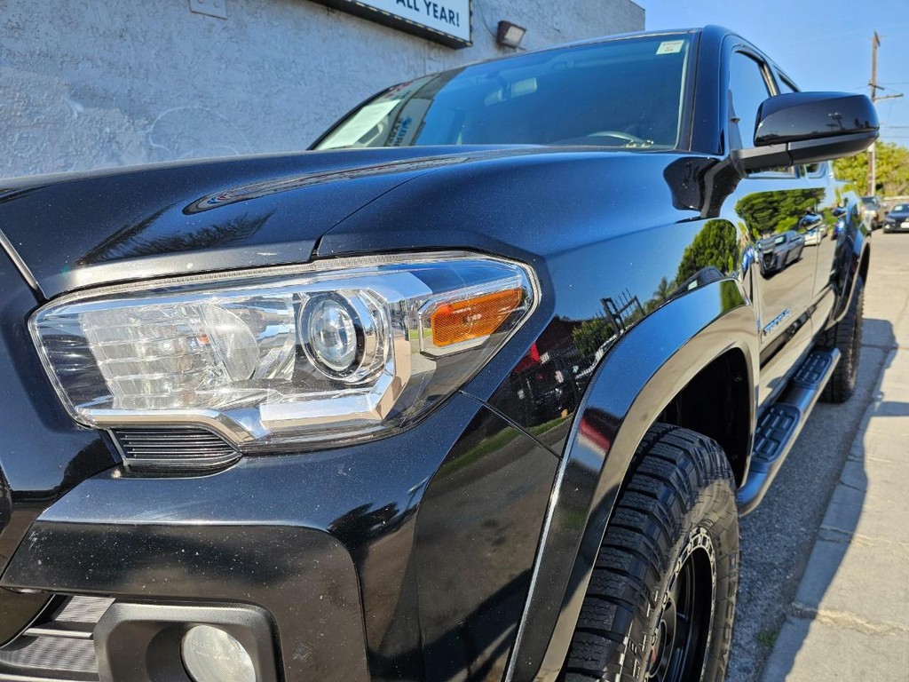 Toyota Tacoma Vehicle Full-screen Gallery Image 10