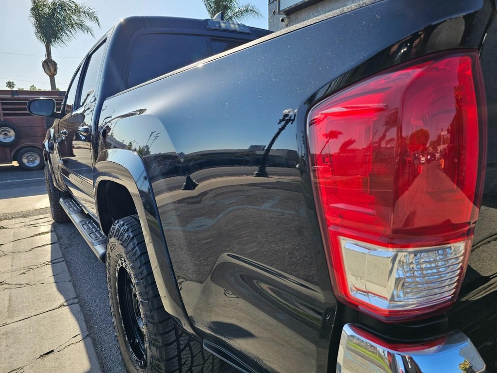 Toyota Tacoma Vehicle Full-screen Gallery Image 11