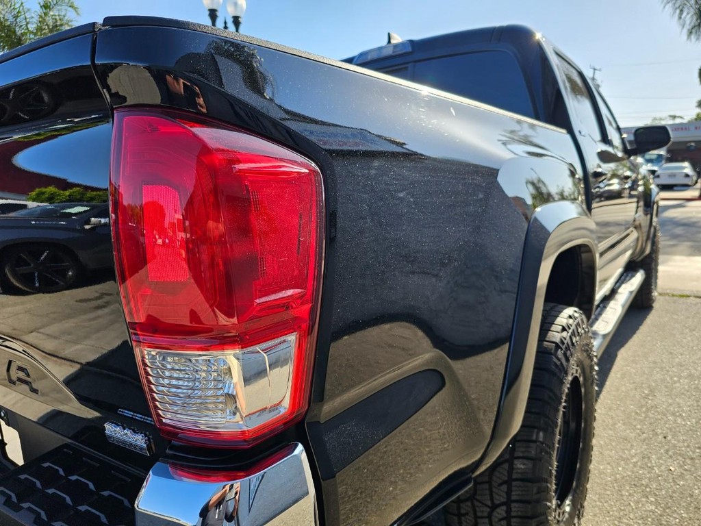 Toyota Tacoma Vehicle Full-screen Gallery Image 12