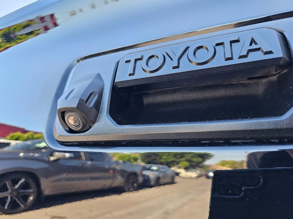 Toyota Tacoma Vehicle Full-screen Gallery Image 14