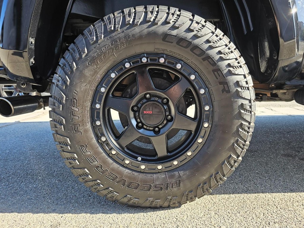 Toyota Tacoma Vehicle Full-screen Gallery Image 16