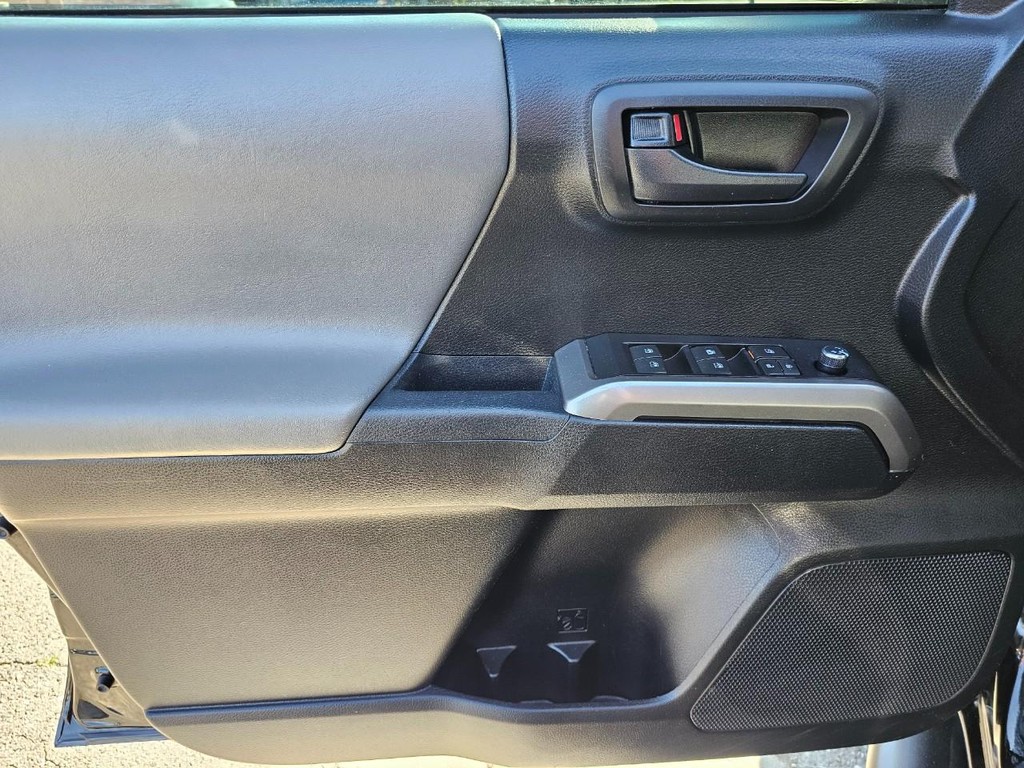 Toyota Tacoma Vehicle Full-screen Gallery Image 17