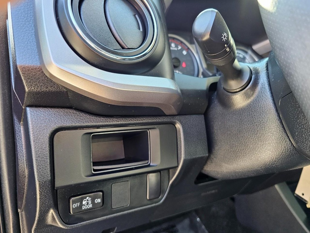 Toyota Tacoma Vehicle Full-screen Gallery Image 18