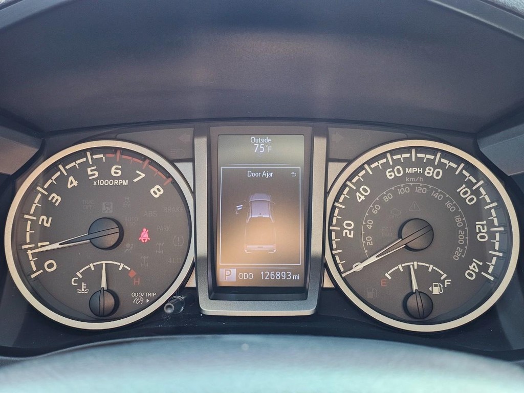 Toyota Tacoma Vehicle Full-screen Gallery Image 21